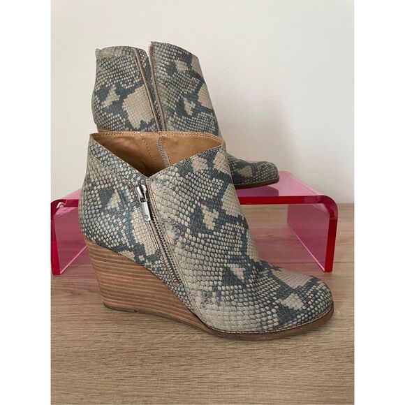 Lucky Brand Wedge Ankle Boots Women 10 Gray Snakeskin Side Zip Stacked Heel - Picture 1 of 8
